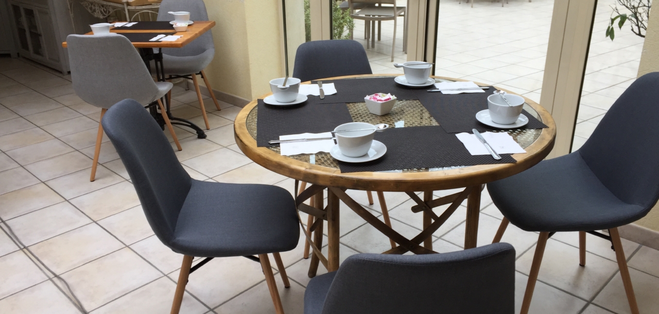 Salle des petits-déjeuners ©Hôtel-restaurant "Le Central" à Coulon